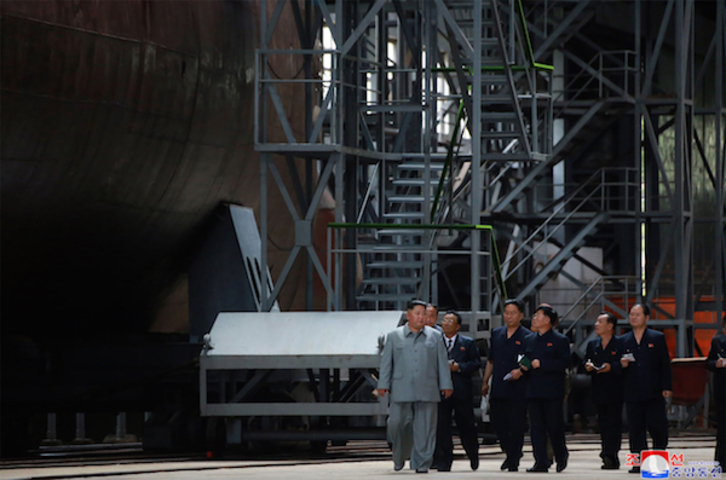 El líder norcoreano, Kim Jong-un, ha aparecido inspeccionando un nuevo submarino. (AFP)