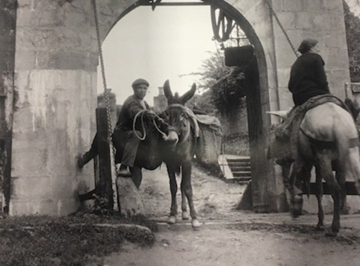 Arrieros en el portal de Francia de Iruñea. Tomada entre 1925 y 1950. (MARQUÉS DE SANTA MARÍA DEL VILLAR)
