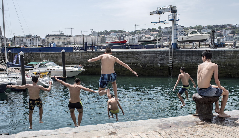 Saltando al agua en el puerto de Donostia. (Juan Carlos RUIZ / FOKU)
