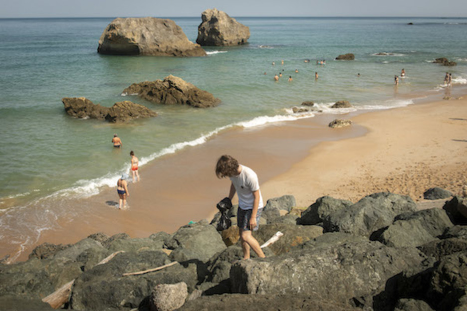 En Biarritz unos se bañaban y otros limpiaban la playa. (Guillaume FAUVEAU)