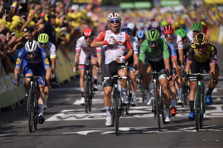 Caleb Ewan ha sido el más rápido en la meta de Nimes. (Marco BERTORELLO/AFP)