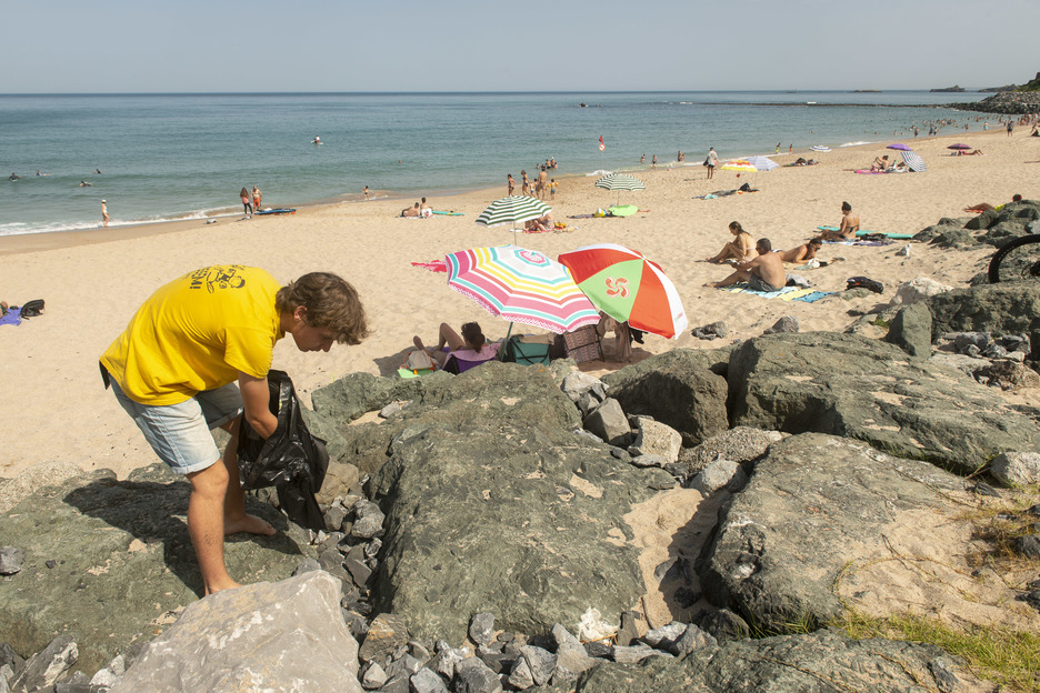 Ce 23 juillet, une vingtaine de jeunes de Fridays for Future France (FFF) Pays Basque ont nettoyé la plage de la Milady à Biarrit. © Guillaume Fauveau 