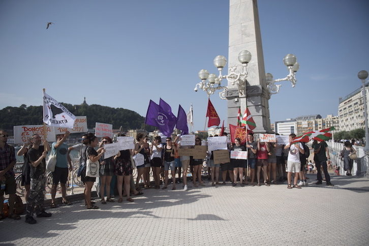 Hamarnaka pertsona elkartu dira elkarretaratzean. (Gorka RUBIO / FOKU)