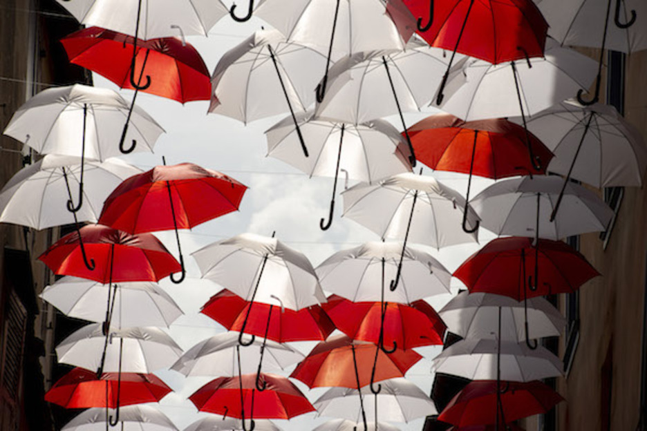 La peña Muskerrak a eu l’idée de suspendre 230 parapluies rouge et blanc dans la rue Marsan. © Guillaume Fauveau