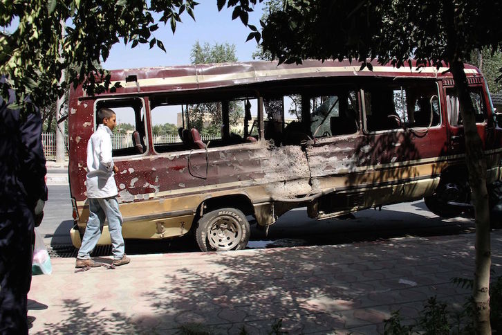 Uno de los autobuses atacados en Kabul. (AFP)