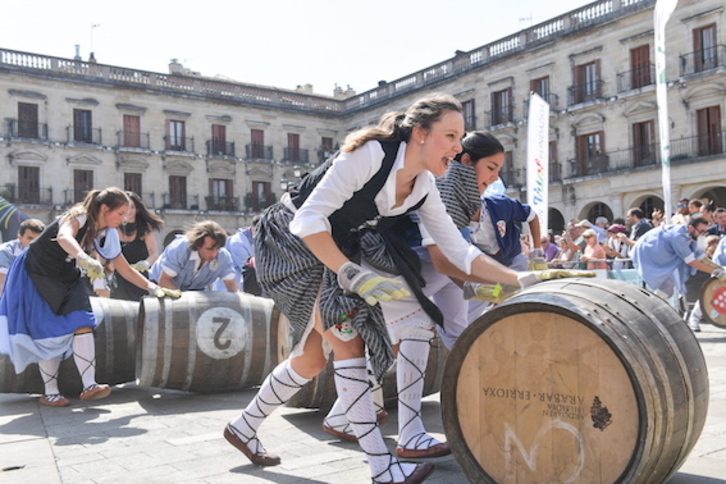 Blusas y neskas en la carrera de barricas. (Idoia ZABALETA/FOKU)