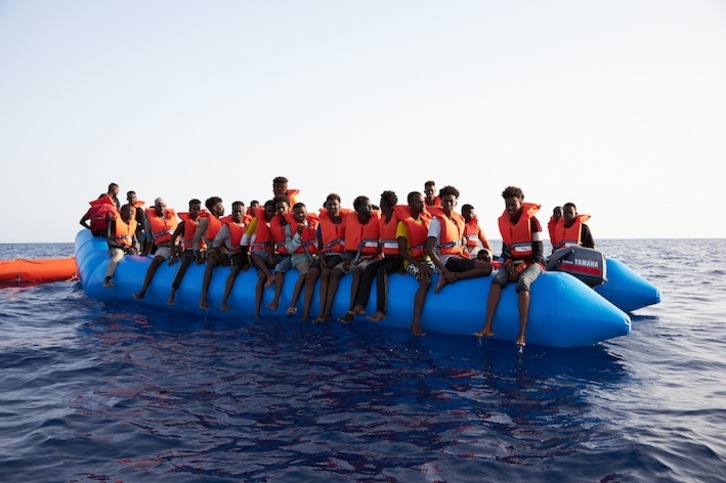 Imagen de archivo de una embarcación a la deriva con decenas de personas migrantes. (Fabian HEINZ / sea-eye.org / AFP)