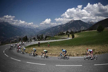 El Tour ha teniod hoy el primer contacto con los Alpes. (Anne-Christine POUJOULAT/AFP)