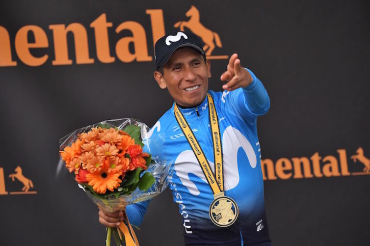 Nairo Quintana celebra su triunfo en el podio. (Marco BERTORELLO/AFP)