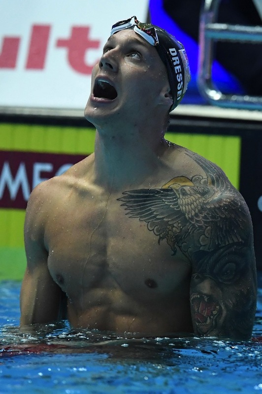 Caeleb Dressel, incrédulo tras vencer la prueba de los 100 metros libres realizando la tercera mejor marca de la historia. (Ed JONES / AFP PHOTO)