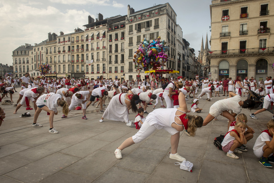 Un atelier de yoga pour les bestazale  a eu lieu devant l'hôtel de ville. ©Guillaume Fauveau
