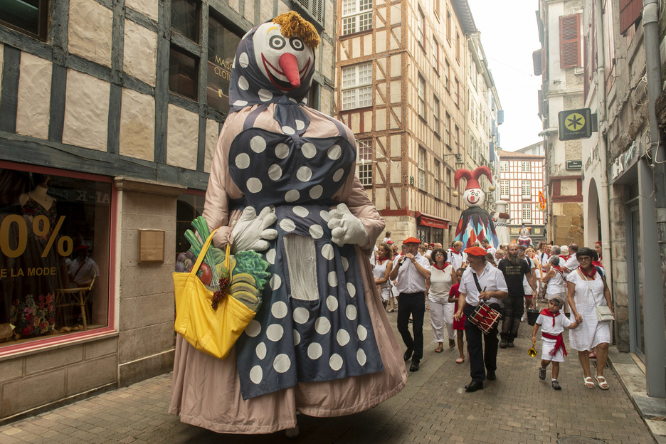 Les Géants accompagnés de gaita ont défilé dans les rues de la ville. © Guillaume Fauveau