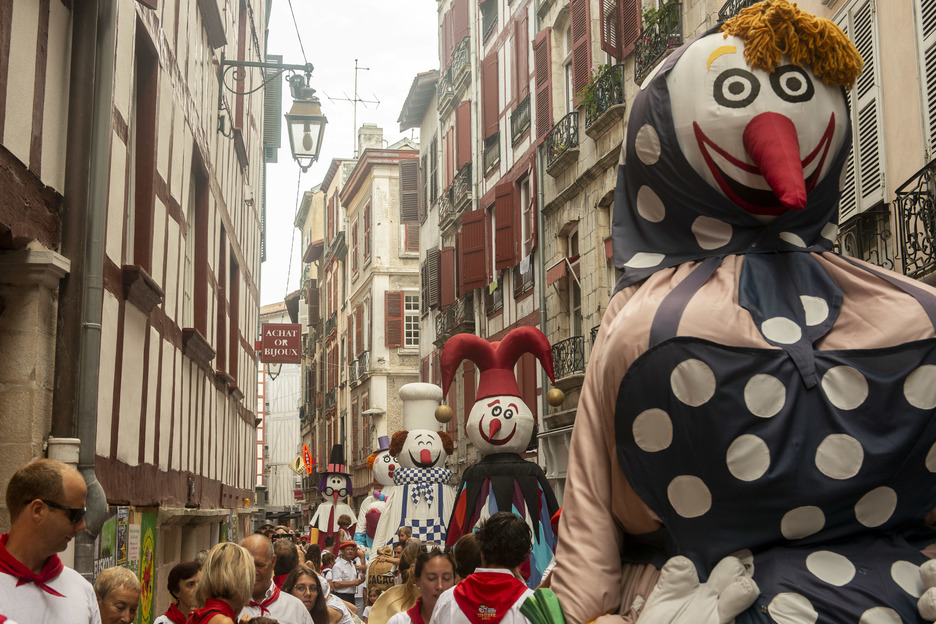 La ville est toujours habillée de rouge et blance. © Guillaume Fauveau