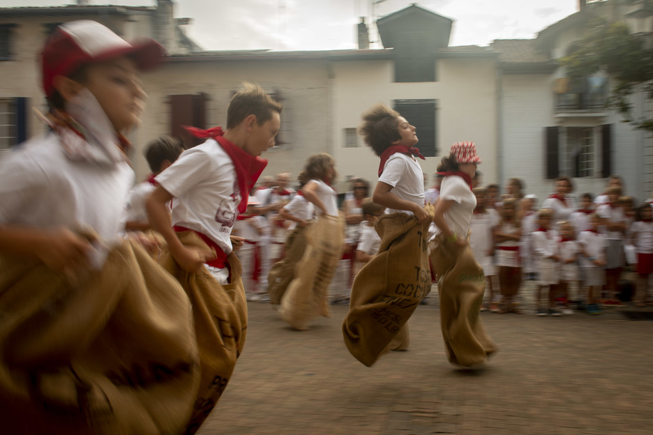 Des enfants ont participé à une course de sacs cacao ce jeudi des fêtes. © Guillaume Fauveau