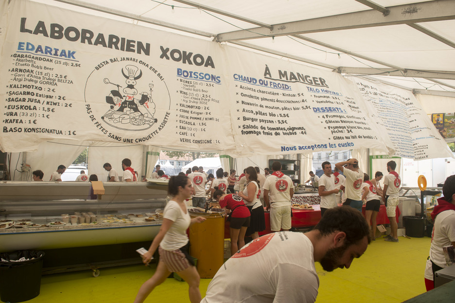 Le comptoir paysan fait le plein de clients et de bénévoles. © Guillaume Fauveau