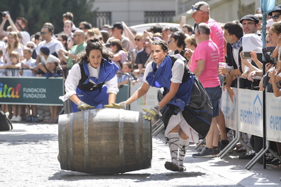 Blusek eta neskek parte hartu dute lasterketan. (Idoia ZABALETA/FOKU)
