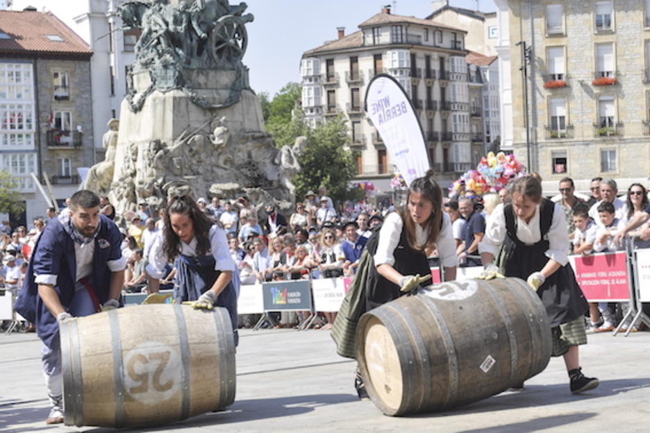Plaza Berritik atera dira eta Andre Mari Zuriaren plaza zeharkatu dute. (Idoia ZABALETA/FOKU)