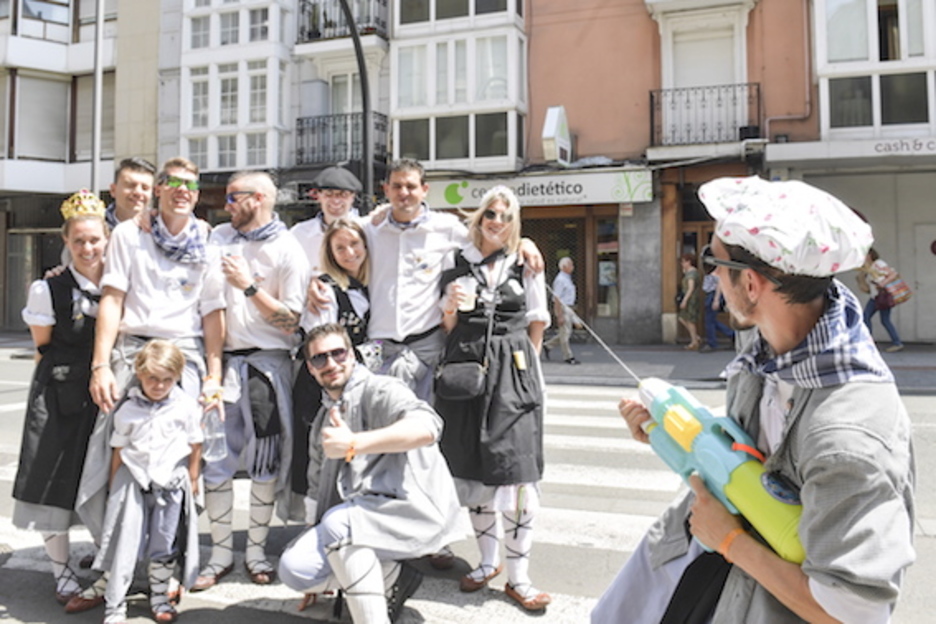 Beroari aurre egin diote blusek eta neskek. (Idoia ZABALETA/FOKU)