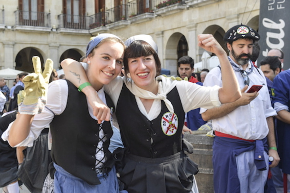 Zoroak kuadrillako neskak. (Idoia ZABALETA/FOKU)