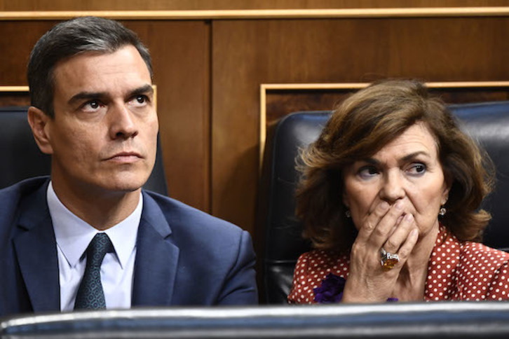 Carmen Calvo junto a Pedro Sánchez en el Congreso. (Óscar DEL POZO/AFP)