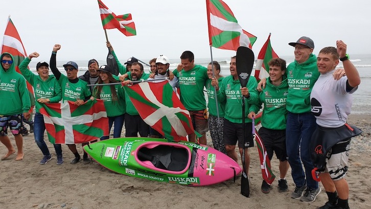 Los componentes de la selección vasca celebran su exitoso mundial. (GARA)