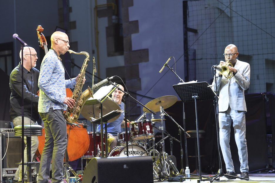 Saxoa nagusi  Joshua Redman, Ron Miles, Scott Coley, Dave King eta Unspeable Garbage taldeen kontzertuan. (Idoia ZABALETA/FOKU)
