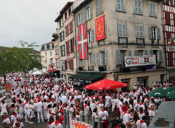 Aunque el tiempo no acompaña, el ambiente no decae en Baiona Tipia. Bob EDME