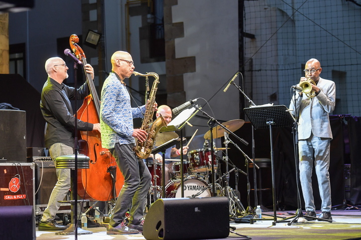 Los elementos no pudieron con Joshua Redman. (Idoia ZABALETA/FOKU)