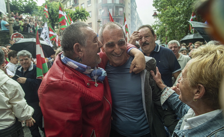 Zabaleta en su llegada a Hernani tras abandonar la prisión de Zuera. (Jona URBE/FOKU)