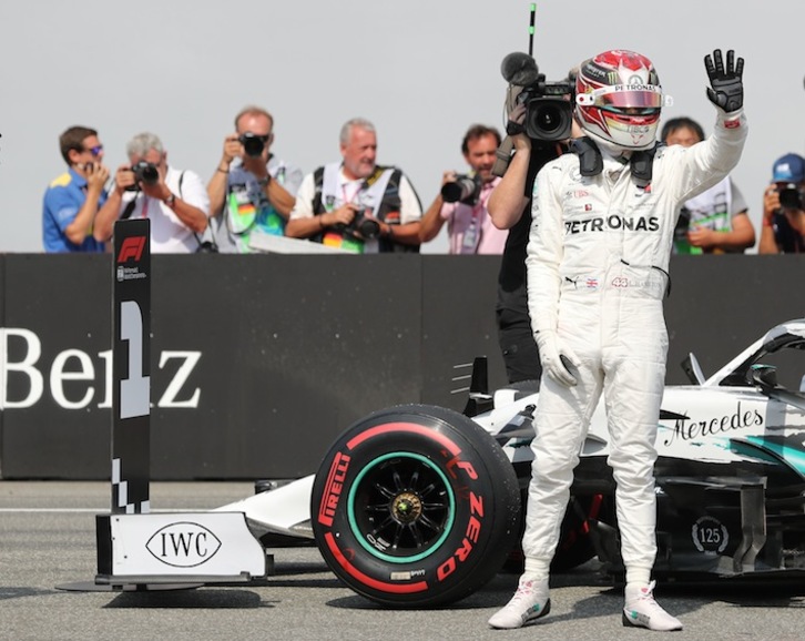 Hamilton celebra su pole en Alemania (Jan WOITAS / AFP)