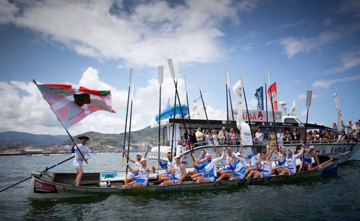 Los ganadores, encantados con la ikurriña de Getxo (LIGA EUSKO LABEL)