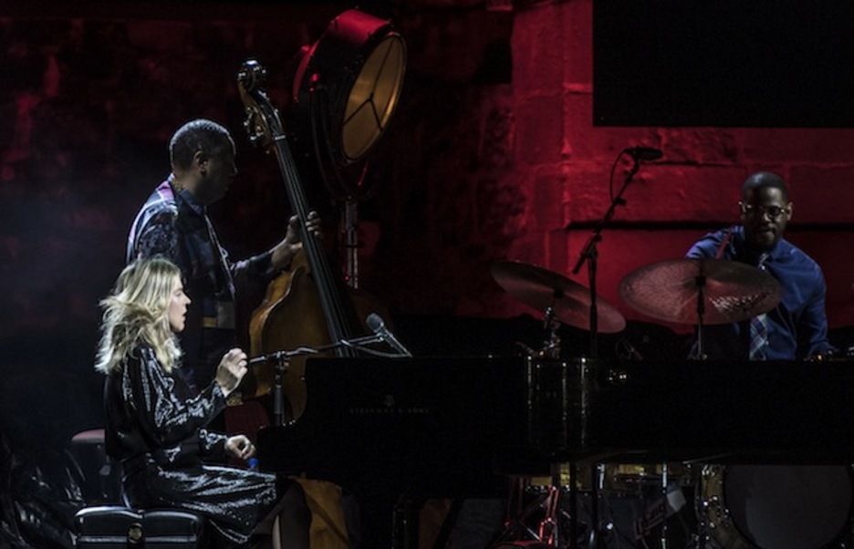 Diana Krall Donostiako Jazzaldira itzuli zen berriro larunbatean. (Jagoba MANTEROLA/FOKU)
