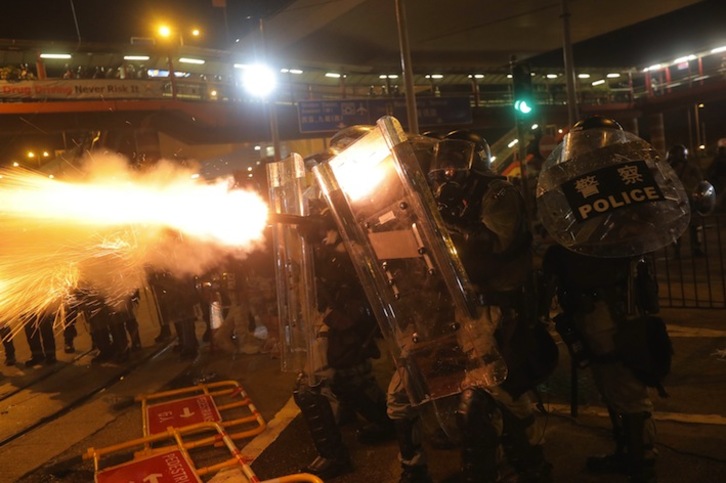 La Policía dispara botes de gas lacrimógeno contra los manifestantes en Hong Kong. (Vivek PRAKASH / AFP)