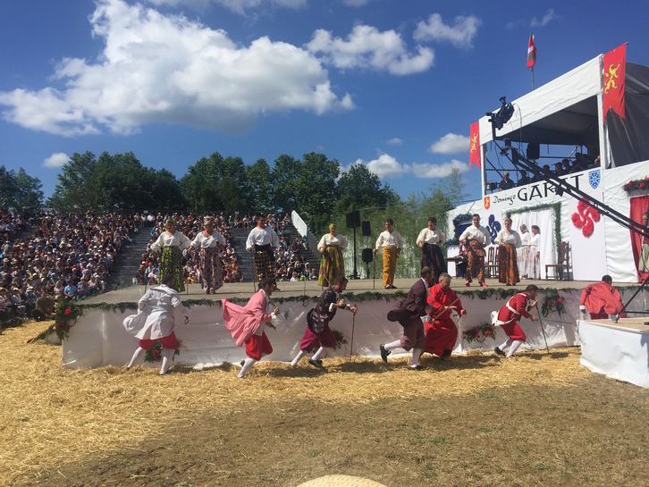 Garaten aldeko urdinek, etsai gorriak kanporatu dituzte (NAIZ)