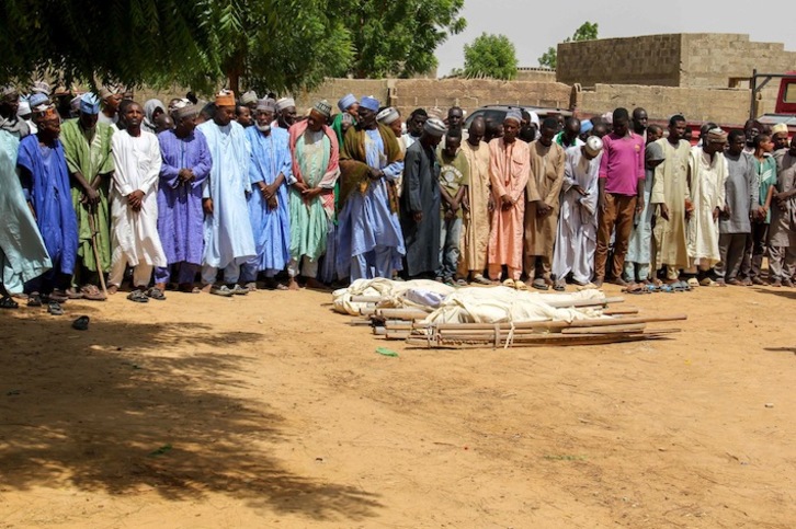 Ceremonia fúnebre en el campo de desplazados de Dalori, cerca de Maiduguri, tras un ataque de Boko Haram. (Audu MARTE / AFP)
