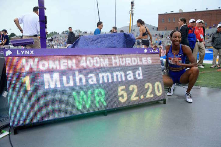 Dalilah Muhammad posa ante la nueva plusmarca mundial de los 400 metros vallas. (ANDY LYONS / AFP)