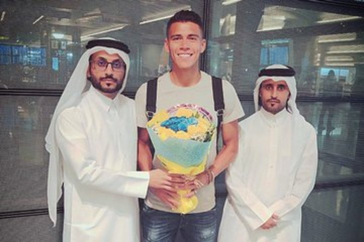 Héctor Moreno, con directivos del conjunto catarí. (@ALGHARAFACLUB)