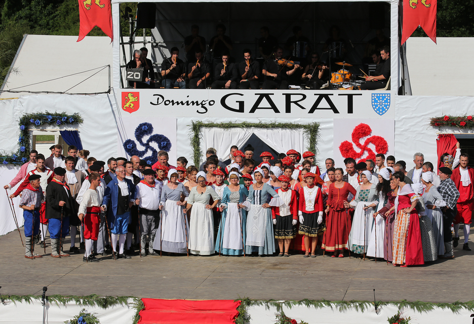 Chanteurs et danseurs se sont succédés sur scène. © Bob Edme