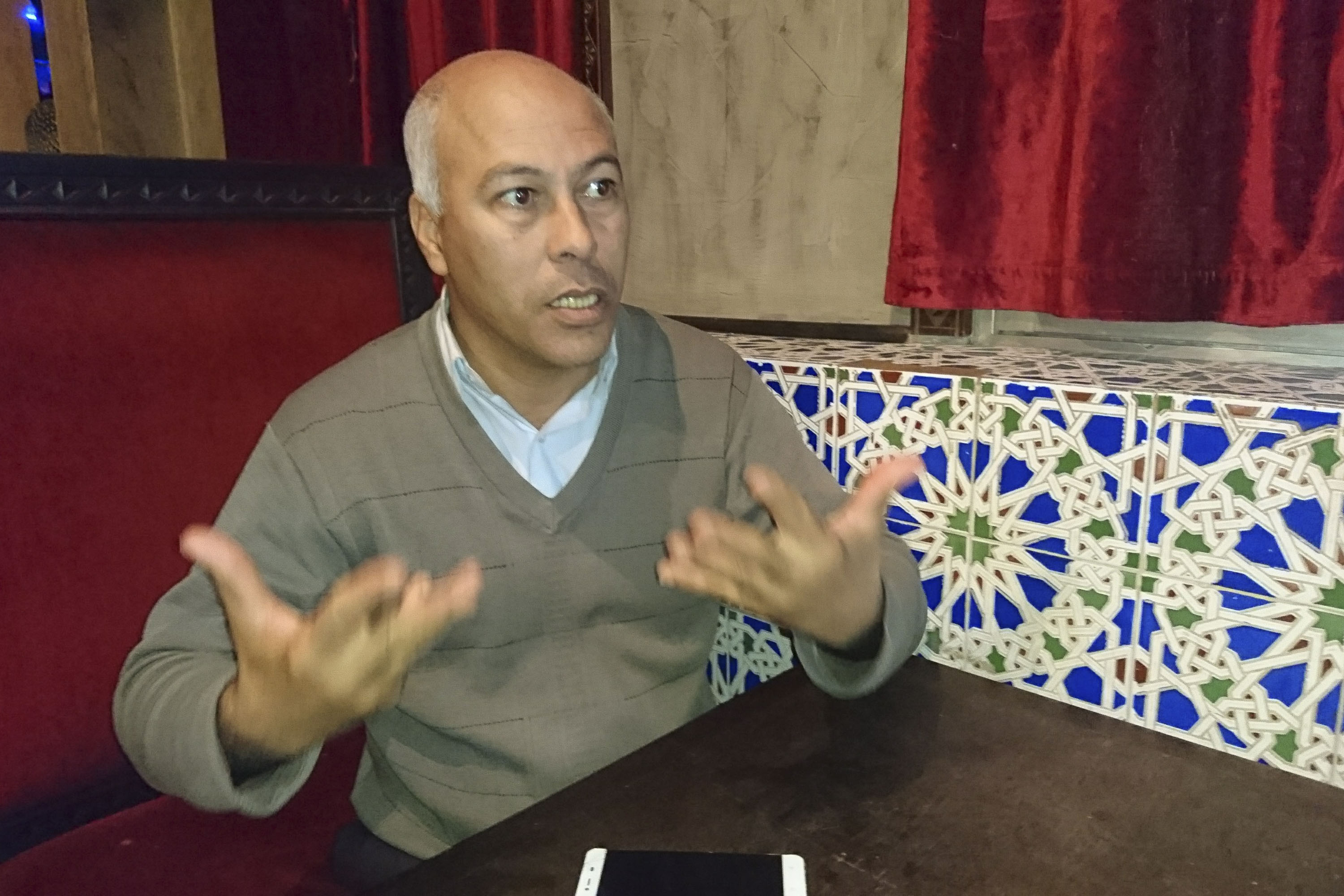 Hocine Azem en el bar donde se juntan los activistas amazigh de la Kabilia