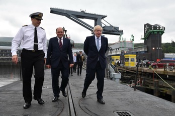 Boris Johnson, visitando el submarino Vengeance, en Garelochhead, cerca de Glasgow.(Jeff. J. MITCHELL/AFP PHOTO)