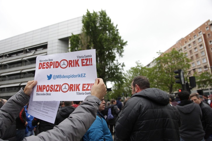 Movilización realizada el 27 de mayo en Gasteiz contra el despido de tres trabajadores de Mercedes. (Endika PORTILLO | FOKU)