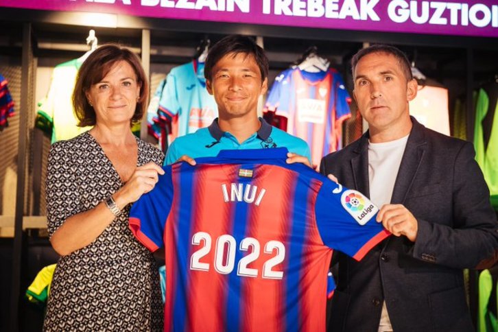 Inui ha sido presentado en la tienda del club en Ipurua (SD EIBAR)
