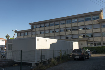 Los barracones se sitúan en el párking adyacente al tribunal. Guillaume FAUVEAU