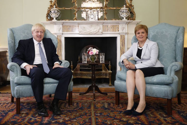 Johnson eta Sturgeon, Edinburgon egindako aurreko bilera batean. (Duncan McGlynn / AFP)