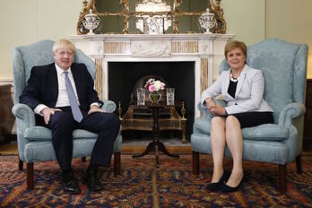 Johnson y Sturgeon, durante la reunión en Buter House. (Duncan McGlynn / AFP)