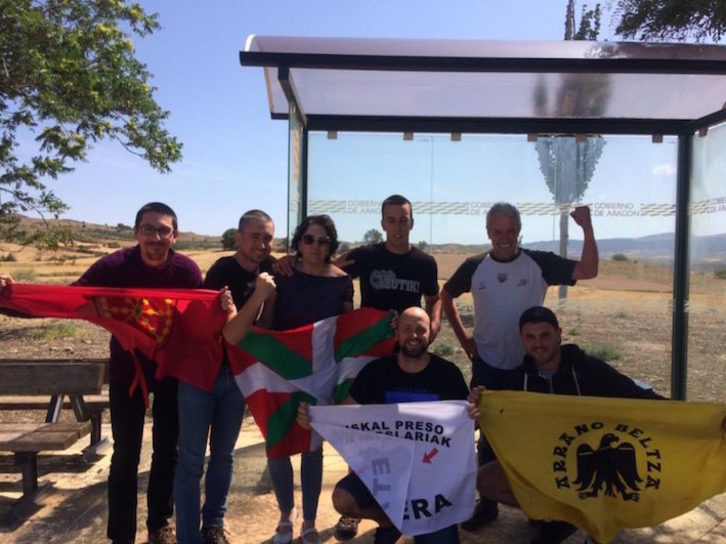 Aitor Zelaia junto a sus allegados tras salir de prisión. (Hala Bedi)