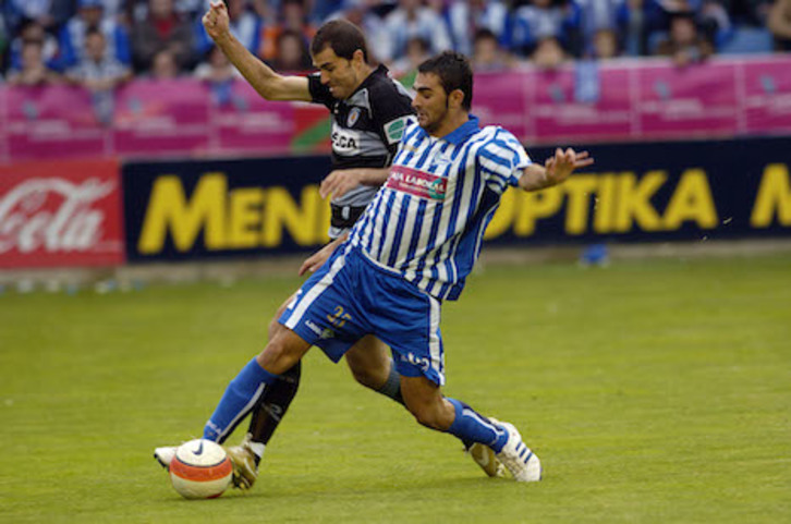 Curiosa imagen de Adrián López defendiendo la elástica del Alavés y pugnando por un balón con el actual técnico del Athletic, Gaizka Garitano. (Juanan RUIZ/FOKU)