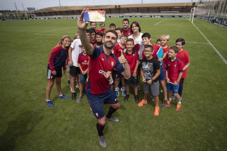 Adrián López posa con algunos de los aficionados que se desplazaron a Tajonar para su presentación. (OSASUNA TWITTER)