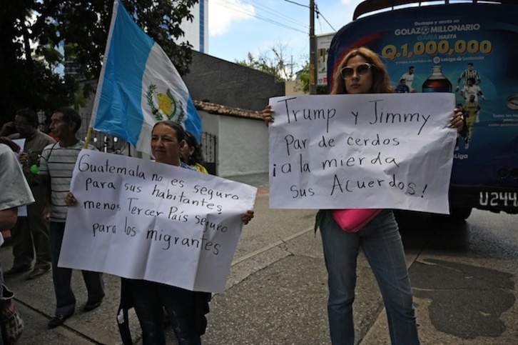 Dos mujeres participan en Ciudad de Guatemala en una protesta contra el acuerdo migratorio alcanzado por EEUU y Guatemala. (Johan ORDONEZ / AFP)