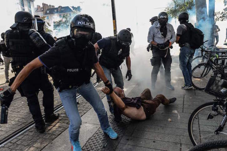 Un policía arrastra a uno de los manifestantes. (Jean-Francois MONIER/AFP)